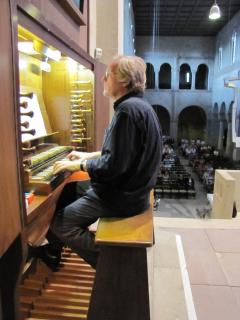 <p>An der Orgel: Kantor Gotfried Biller.</p>